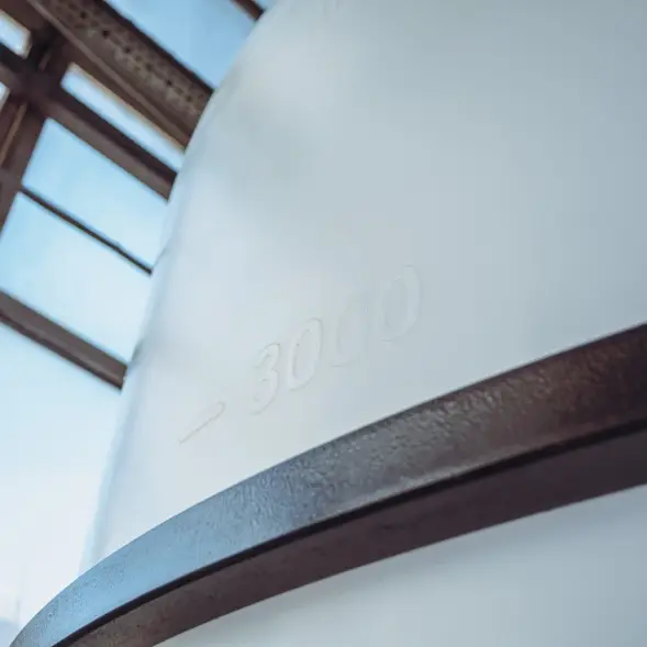 Емкость ЦКТ 5000 л с патрубком 90мм под плотность до 1,5 г/см3 белая в обрешетке с лестницей