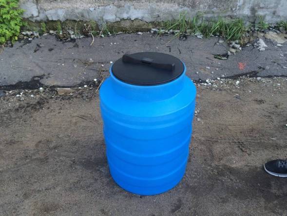 Бочка (емкость) пластиковая вертикальная с крышкой, 100 л, белый [TV100S4]