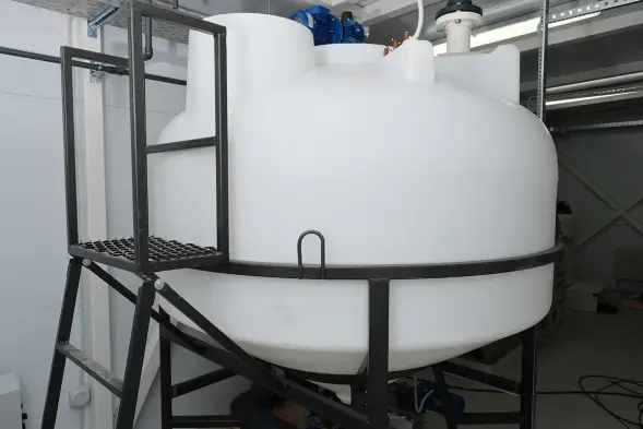 Емкость ЦКТ 3000 л с патрубком 160мм под плотность до 1,5 г/см3 белая в обрешетке