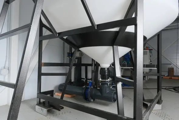 Емкость ЦКТ 3000 л с патрубком 160мм с фланцем под плотность до 1,5 г/см3 белая в обрешетке с лестницей