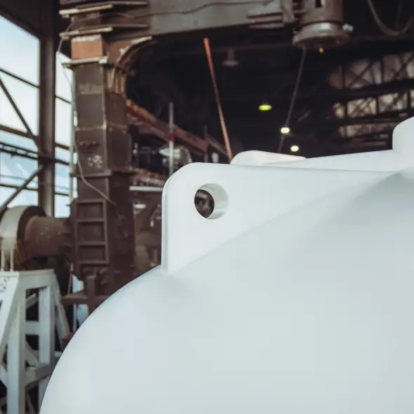 Емкость ЦКТ 3000 л с патрубком 160мм с фланцем под плотность до 1,5 г/см3 белая в обрешетке с лестницей