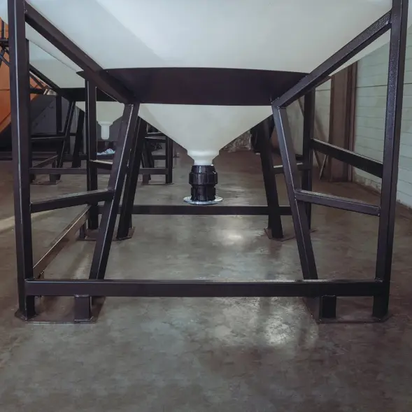 Емкость ЦКТ 3000 л с патрубком 160мм с фланцем под плотность до 1,5 г/см3 белая в обрешетке с лестницей