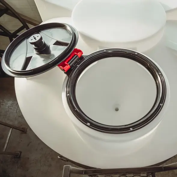 Емкость ЦКТ 3000 л с патрубком 160мм с фланцем под плотность до 1,5 г/см3 белая в обрешетке с лестницей