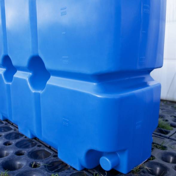 Емкость пластиковая для воды и дизельного топлива ST 2000 л с патрубками d100мм и резьбовой крышкой под плотность вещества до 1.0 г/см3, синий