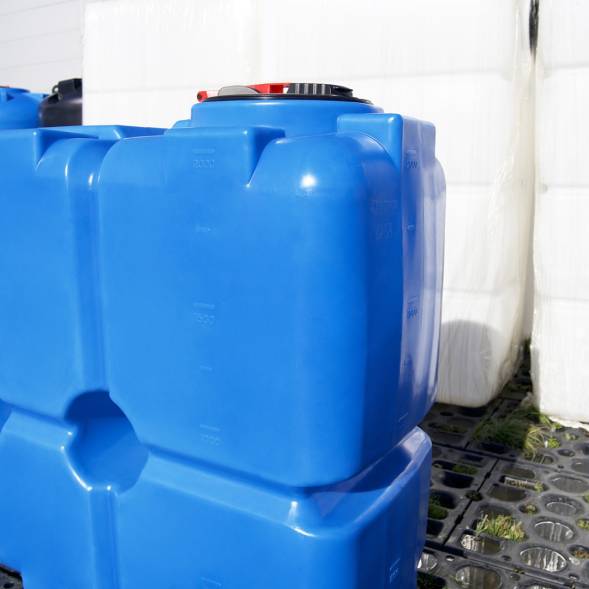 Емкость пластиковая для воды и дизельного топлива ST 2000 л с патрубками d100мм и резьбовой крышкой под плотность вещества до 1.0 г/см3, синий