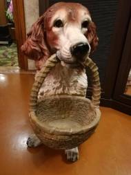 Фигурка Собака с корзиной