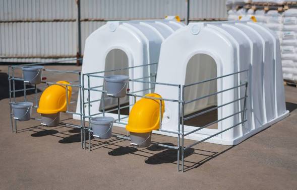 Вольер домика для телят с совмещенной боковой стенкой оцинкованный