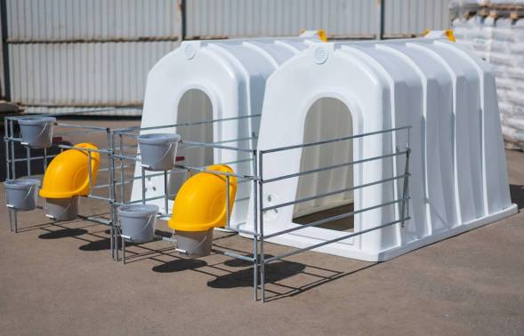 Вольер домика для телят с совмещенной боковой стенкой оцинкованный