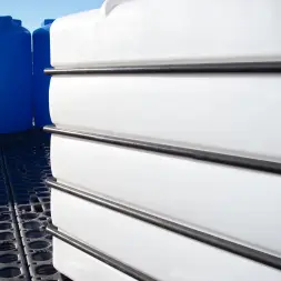 Емкость K 3000л белая в обрешетке