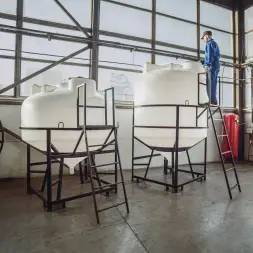 Емкость ЦКТ 5000 л с патрубком 160мм с фланцем под плотность до 1,5 г/см3 белая в обрешетке